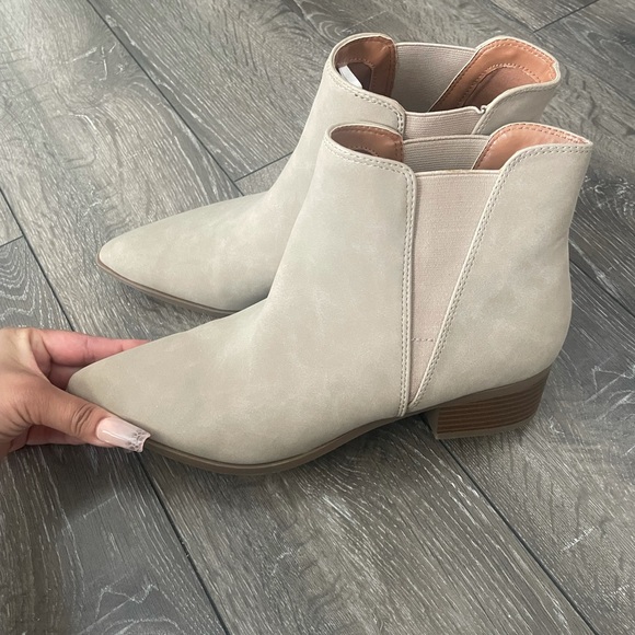 Women’s pointy toe booties - Picture 3 of 5